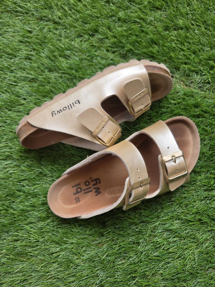 Mules / Sandales Billowy dorée fille.
Taille 33 - photo numéro 4