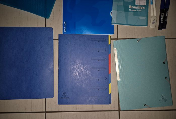 Fournitures scolaires bleues - photo numéro 2