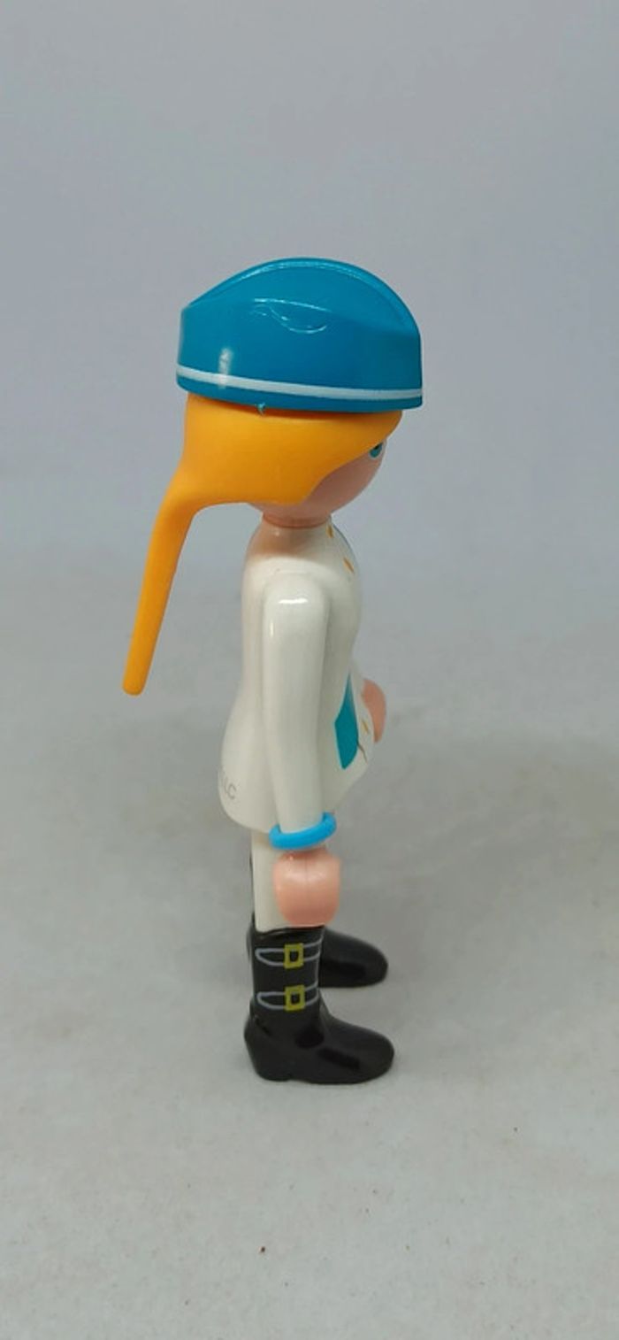 Femme blonde avec habits blancs et calot bleu spirit playmobil - photo numéro 2