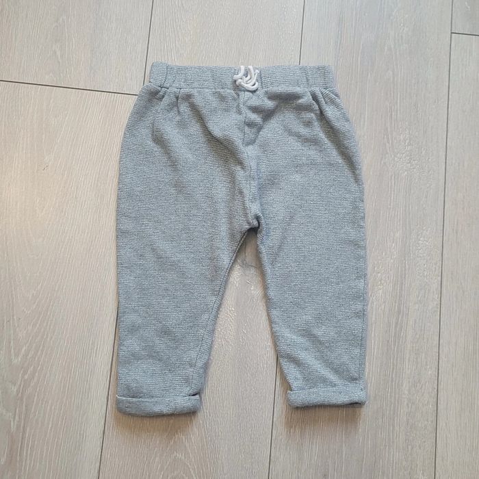 Pantalon détente gris brillant. Fille 18 mois. Marque Kiabi