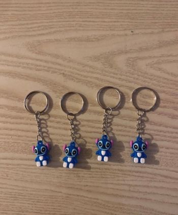 Lot 4 portes clés stitch neufs