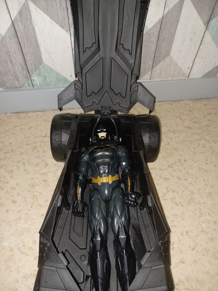 Voiture et figurine batman - photo numéro 2