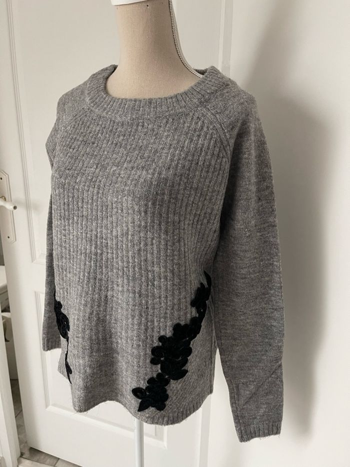 Pull gris et velours noir - photo numéro 3