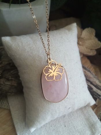 Collier pendentif pierre de quartz rose et fleur en acier inoxydable