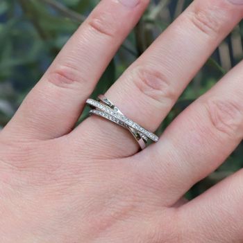 Jolie bague Swarovski rhodiée, ornée de deux rangées pavées de cristaux