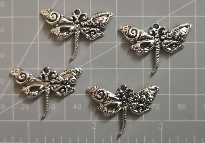4 x pendentifs "libellule ornementée'" relief recto en métal argenté vieilli - photo numéro 2