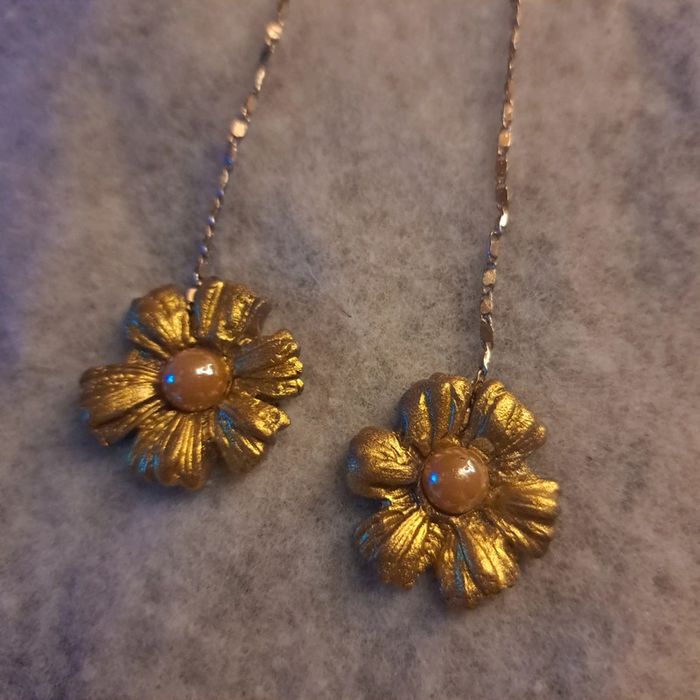 Boucles d'oreilles pendante avec pâte polymere fleur doré - photo numéro 3