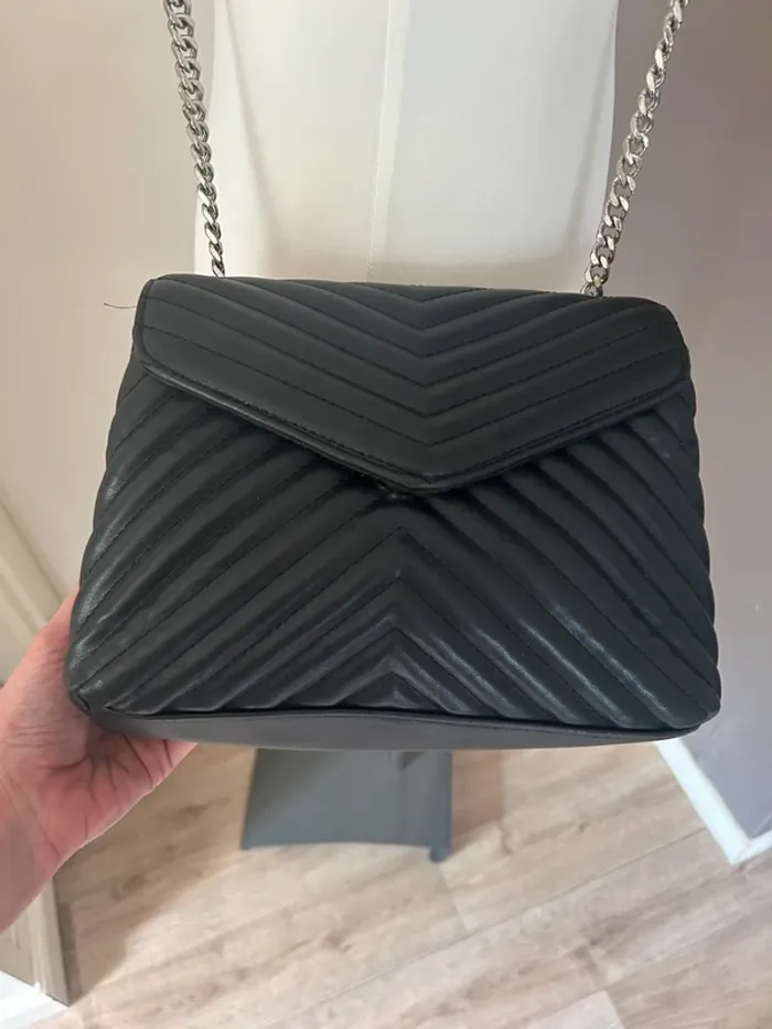 Bershka, sac enveloppe noir anse chaîne argenté - photo numéro 5