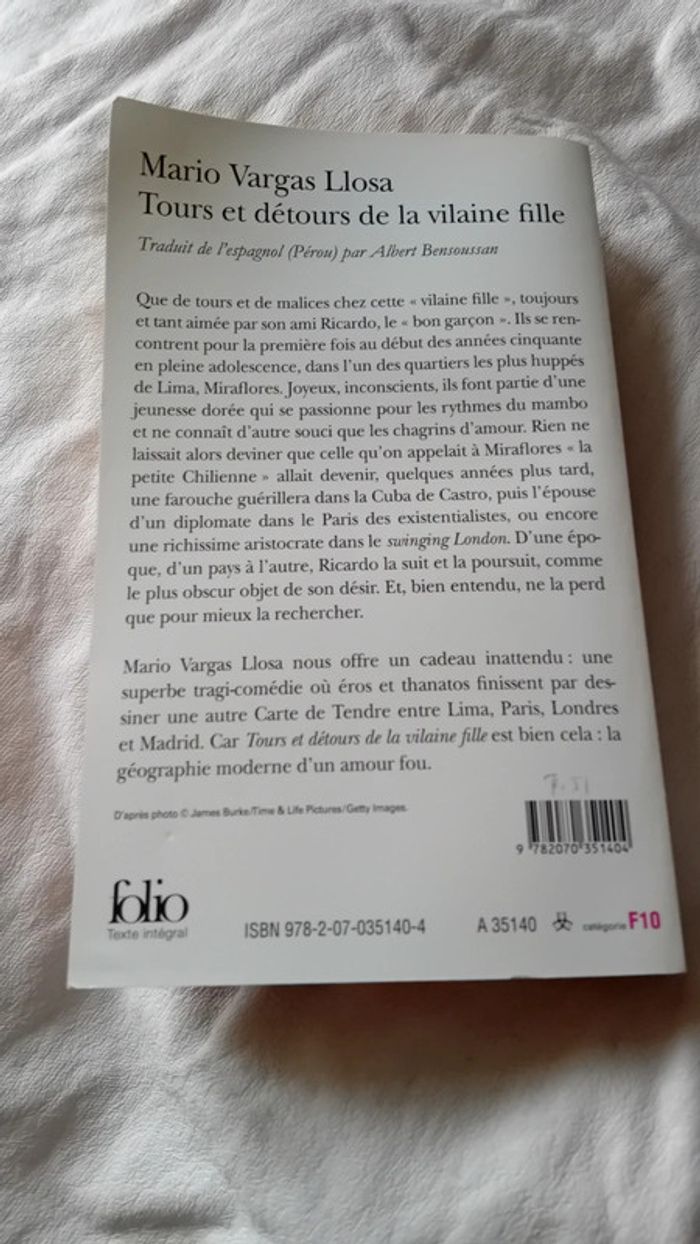 Livre de poche tours et détours de la vilaine fille - photo numéro 2