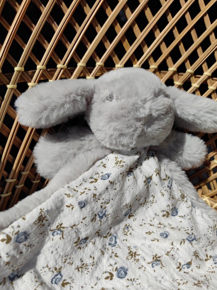 Doudou plat Lapin gris fleurs bleu Bouchara - photo numéro 3