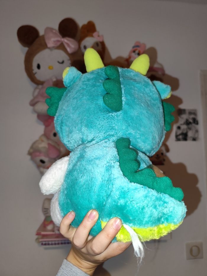 peluche doudou fluffy dear Daniel astrologie dragon Nouvel an chinois bleu vert dinosaure - photo numéro 5