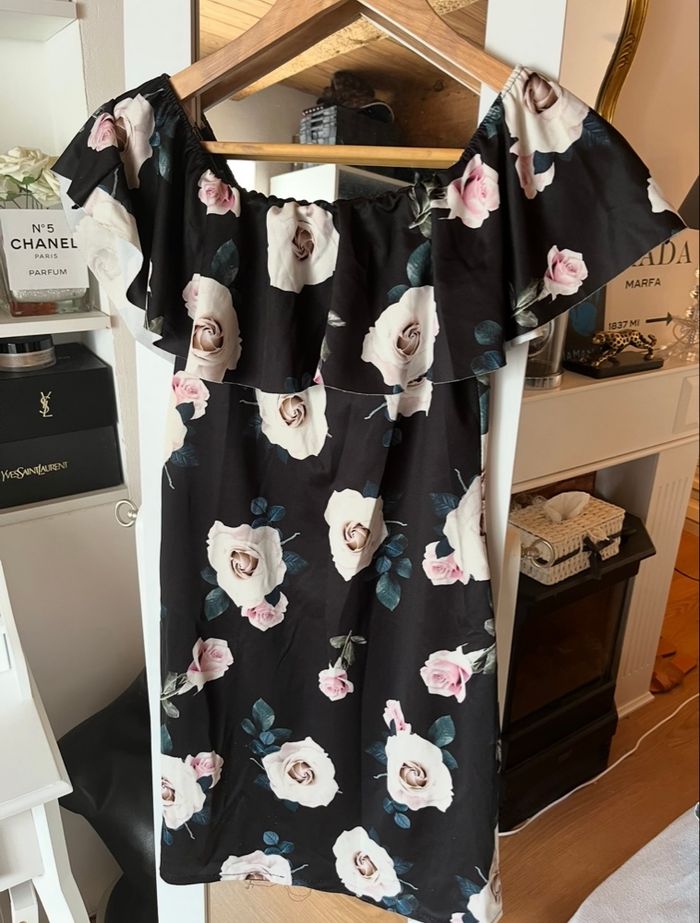 Robe courte col bateau noire à fleurs blanches T.U TBE 💮