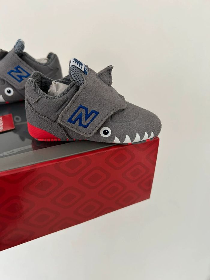Basket new balance taille 17 thème requin - photo numéro 2