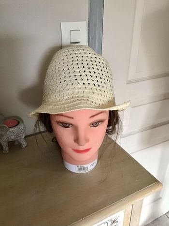 Jolie chapeau femme taille 57 couleur  crème
