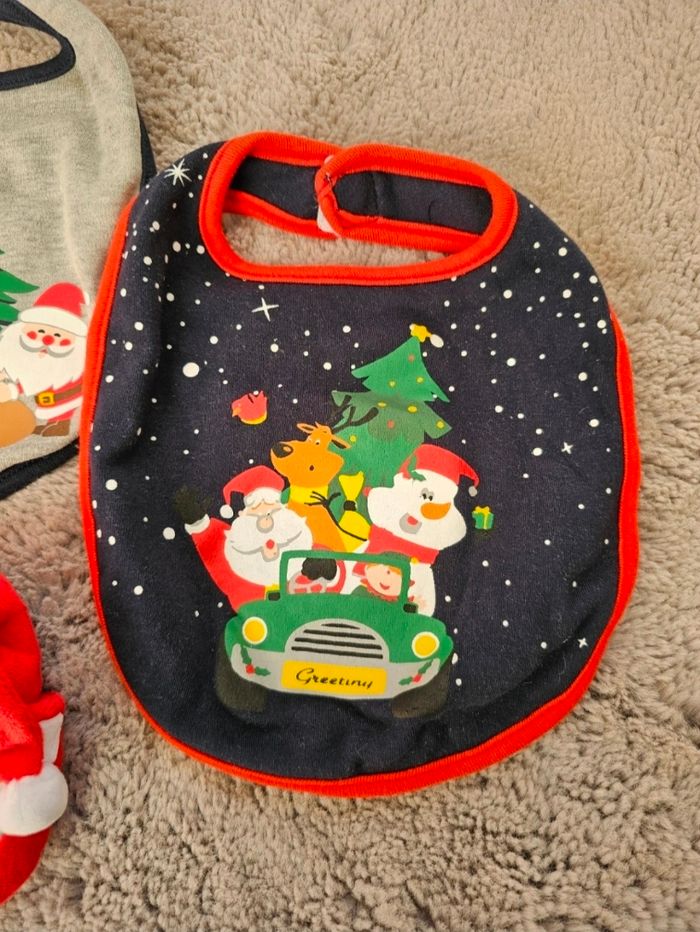 Lot de 2 bavoirs + chaussons 9 mois neuf - photo numéro 3