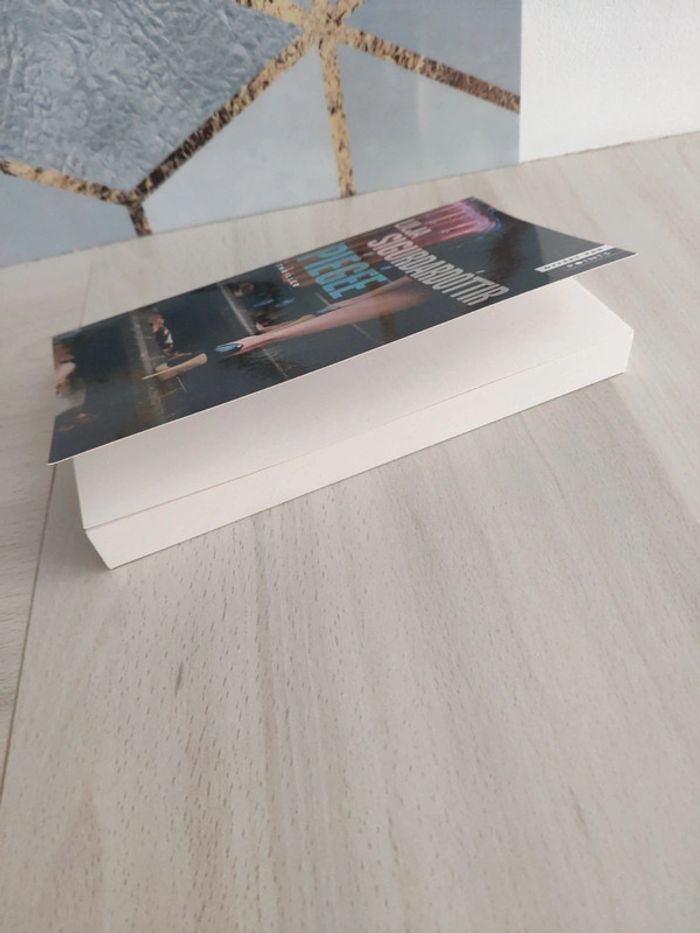 Livre poche thriller Piégée Sigurdardottir nouveau phénomène islandais - photo numéro 3