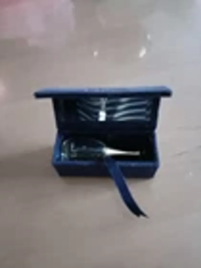 Miniature Dïor avec son étui en velours