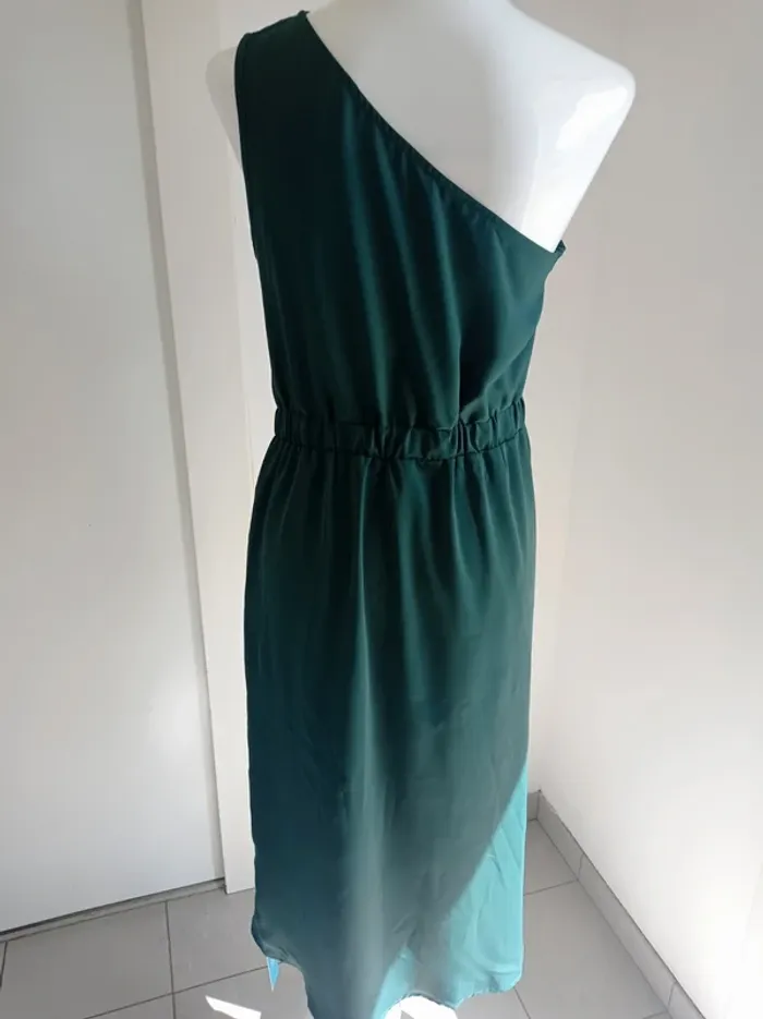 Robe habillée vert canard avec drapé devant et épaule dénudée T.M neuf avec étiquette Cupshe - photo numéro 4