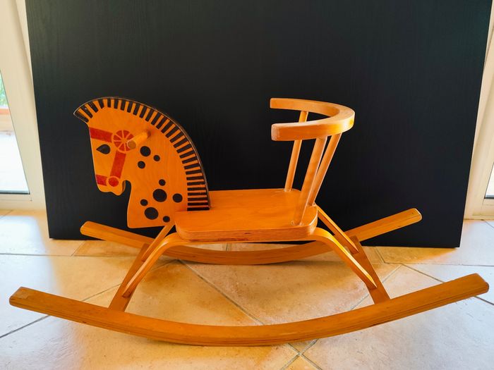 Cheval à bascule en bois