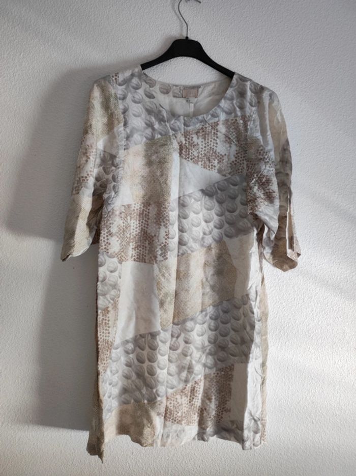 H&M robe motifs écailles en soie taille M