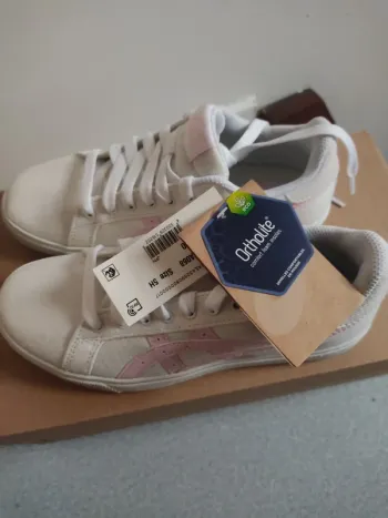 Asics baskets basses unisexe neuf taille 36