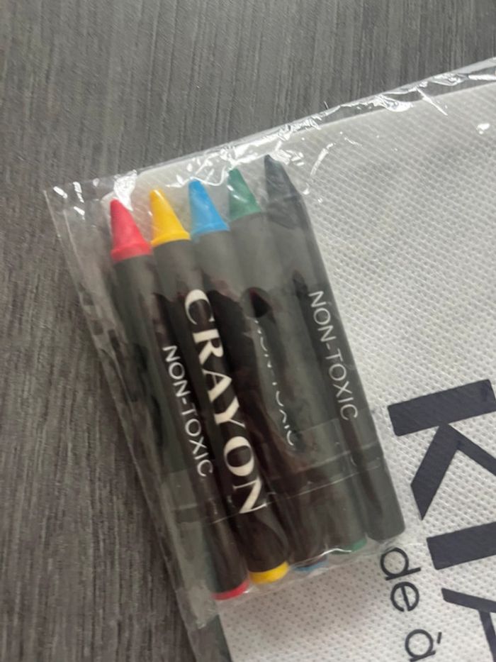 Pochette et crayon neuf Kiabi - photo numéro 3