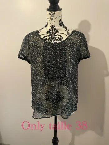 Blouse voile manche courte bouton devant froncé bleu marine motif fleur multicolore Only taille 38