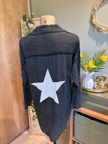 Très jolie chemise longue avec dentelle épaule et étoile au dos