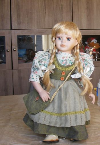 poupée campagnarde en porcelaine