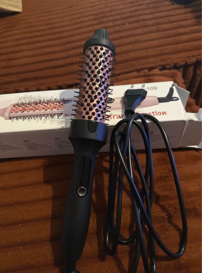 Brosse lissante chauffante (ne fait aucun bruit) - photo numéro 2