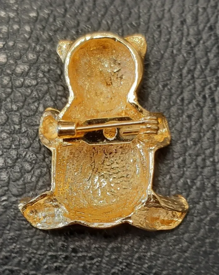 Adorable broche ourson en métal doré - photo numéro 2