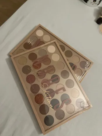 Vend à l’unité palette de 28 couleurs Neuve