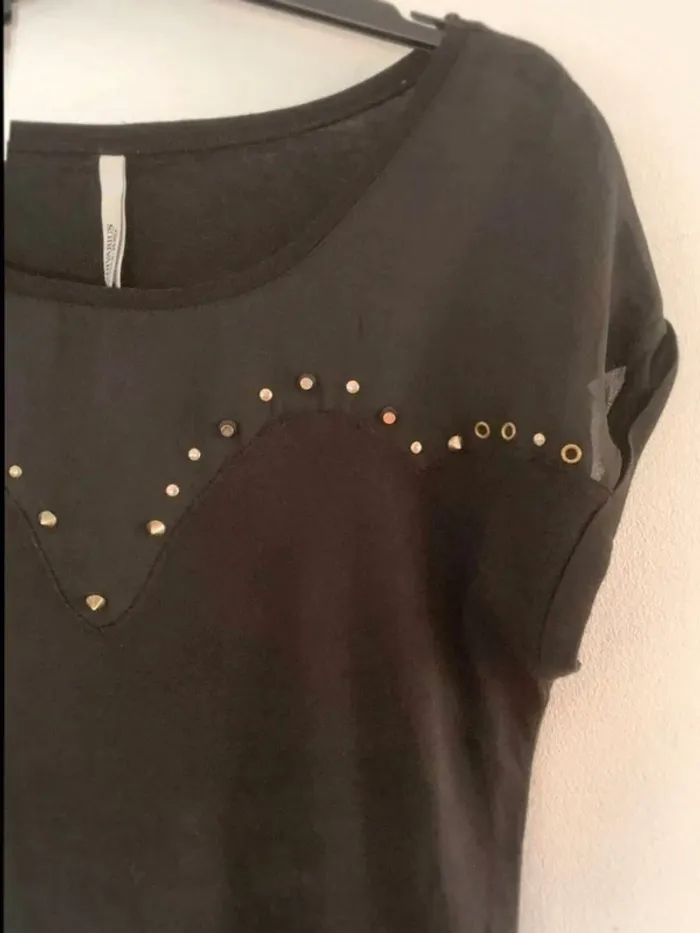 T-shirt  noir clouté  Taille S - photo numéro 3