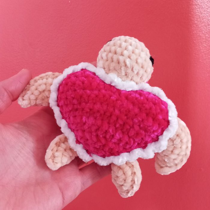 Petite tortue cœur au crochet - fait main - cadeau Saint Valentin