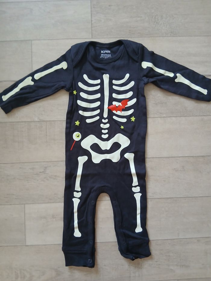2 Pyjamas d'halloween squelette  taille 9mois + 1 paire de chaussons citrouille en 20. Tres bon etat. Kiabi - photo numéro 6