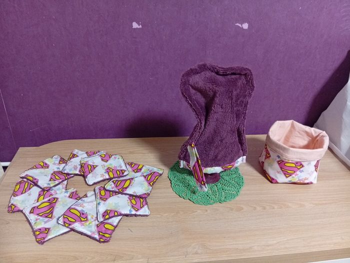 Vend accessoires de toilette neuf avec étiquette lingettes démaquillantes 12/12 CM plus gants de toilette 26/18 CM