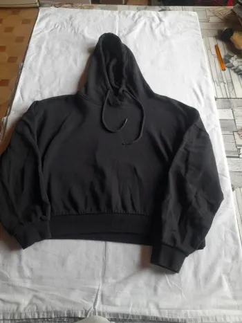 Sweat à capuche court taille s
