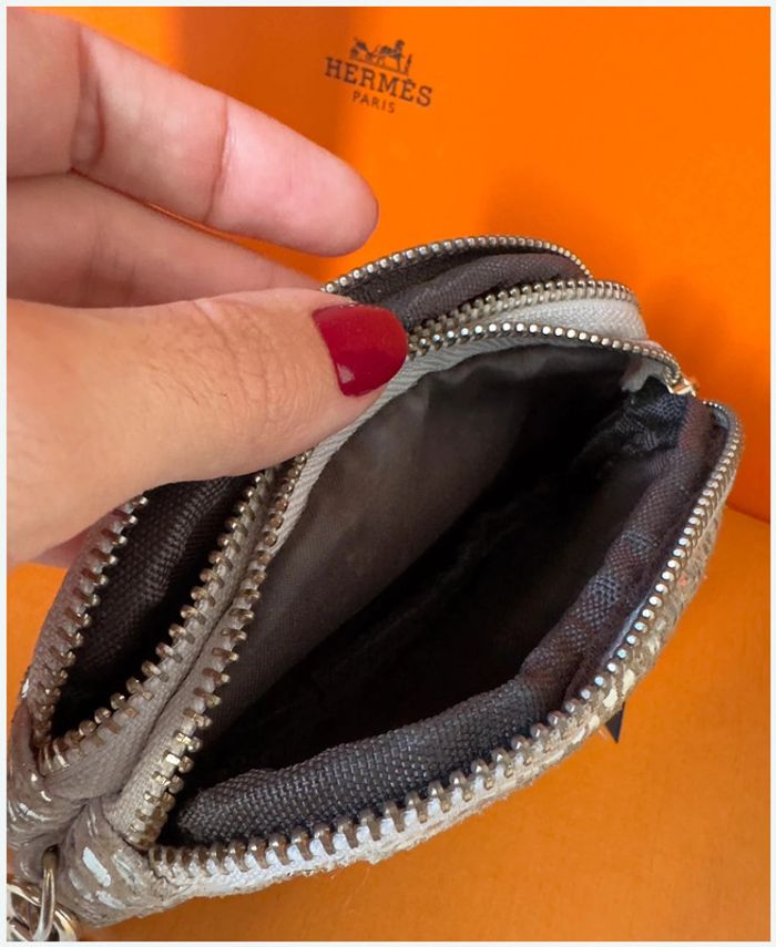 Mini pochette - porte monnaie avec anse en cuir argenté - sans marque - très bon état - photo numéro 3