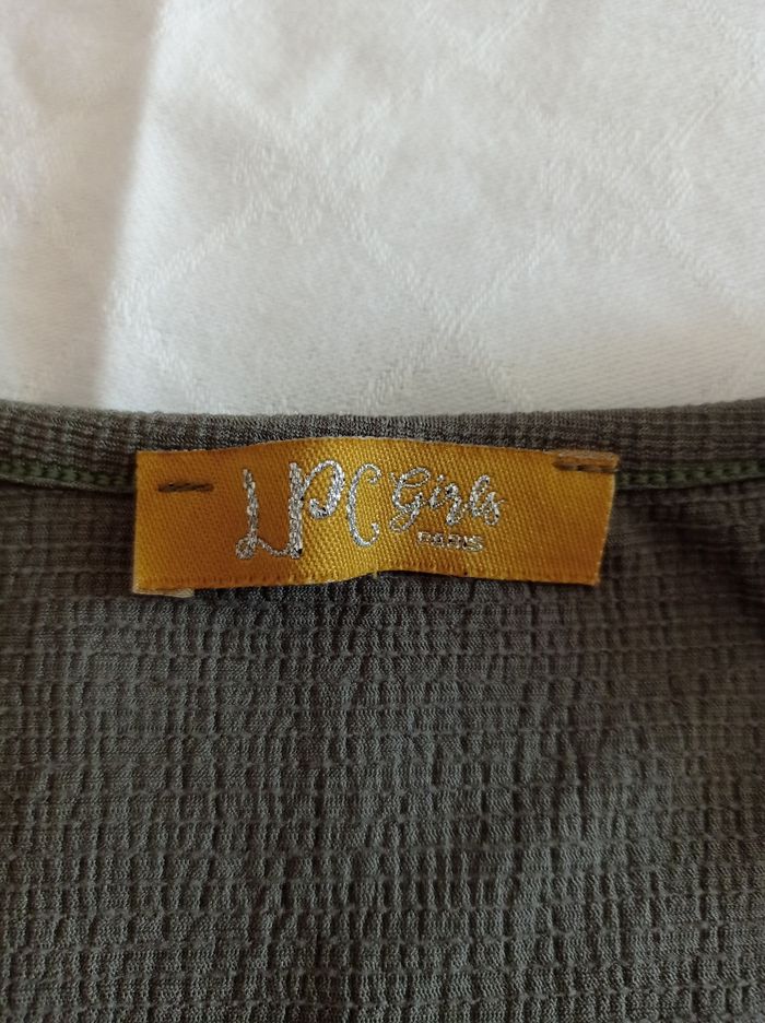 Petit pull sans manches couleur kaki voir photos taille 10 ans avec inscription devant voir photos - photo numéro 6