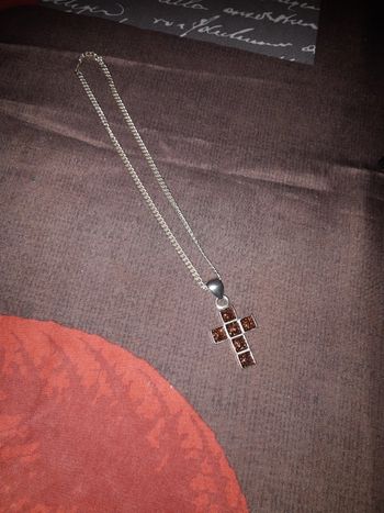 Chaine et croix en pendentif