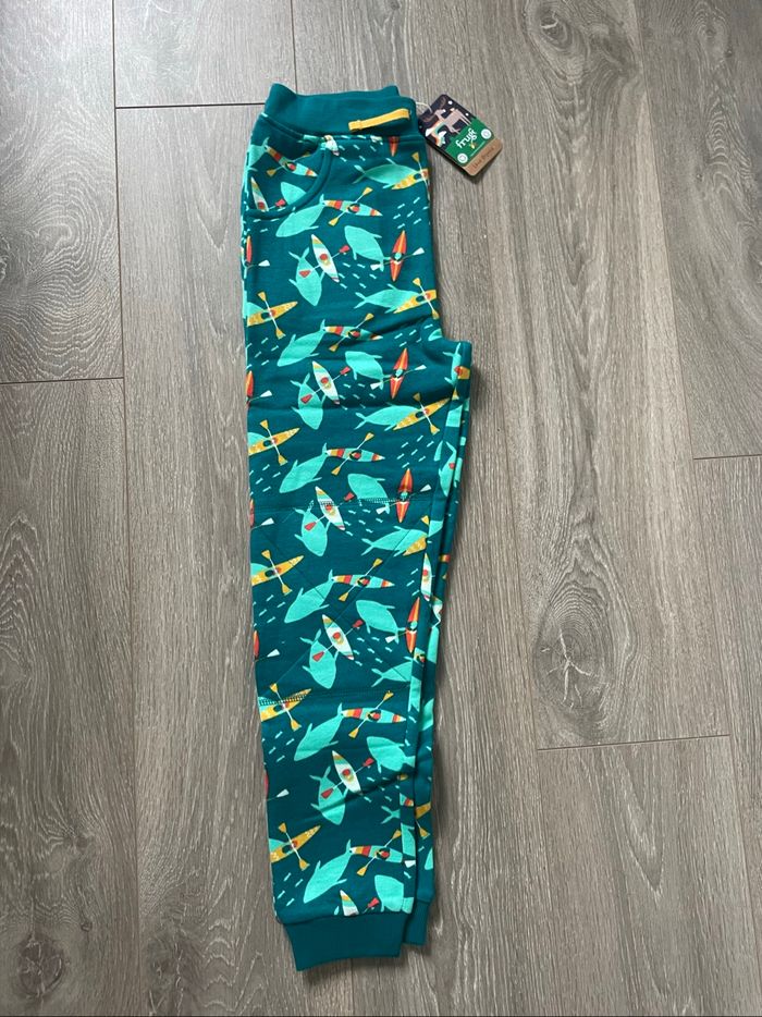 Pantalon Printed Snug Joggers modèle Above and Below de la marque Frugi taille 9/10 ans Neuf Neuf étiqueté - photo numéro 2