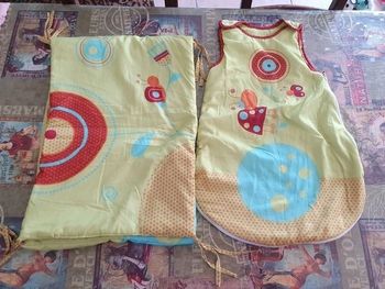 Gigoteuse et tour de lit assortis