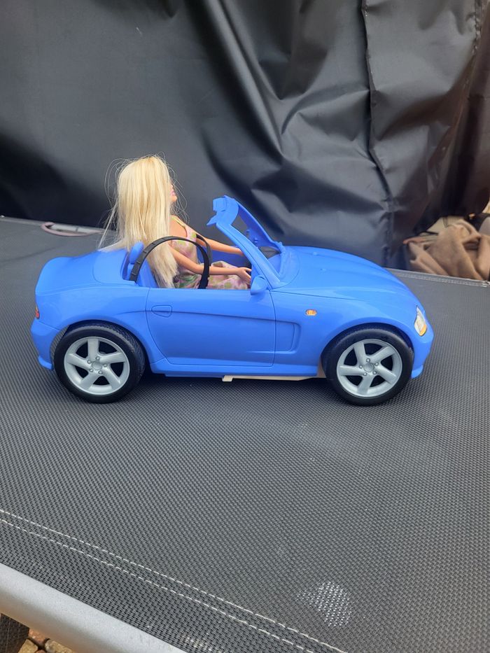 Magnifique voiture avec Barbie. - photo numéro 2