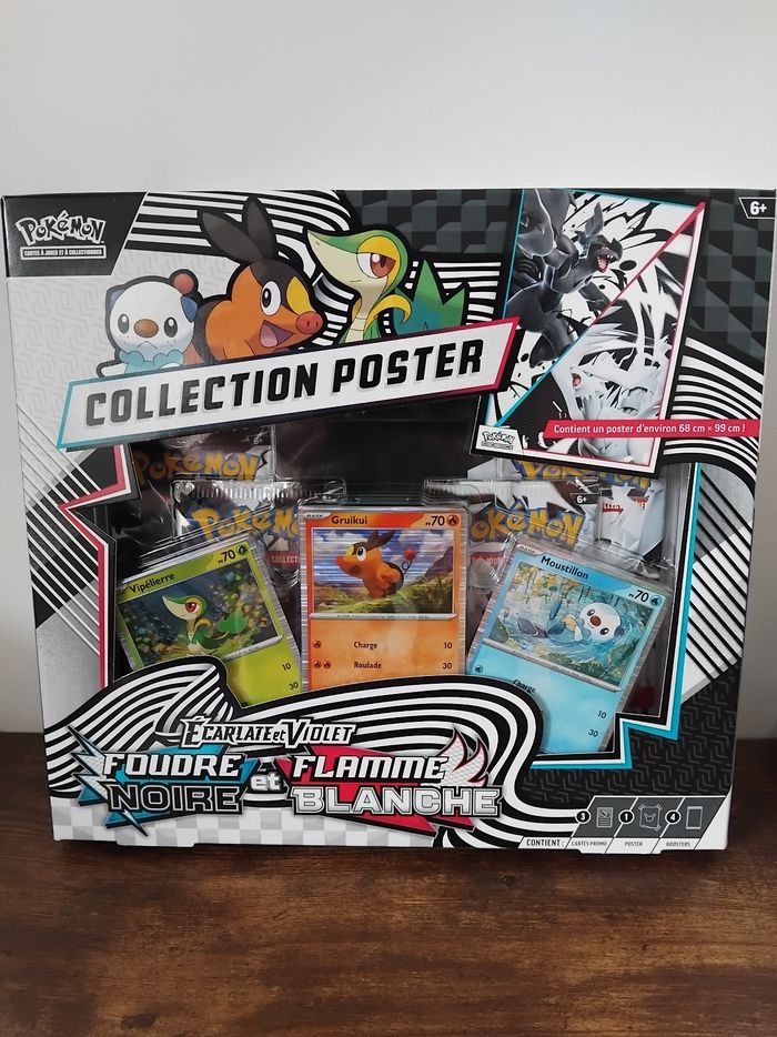 Coffret noir et blanc poster 4 boosters. Neuf scellé