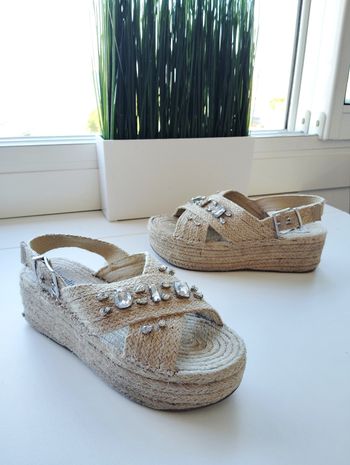 Chaussures Stradivarius Sandales Semelle compensée Taille 36 Femme