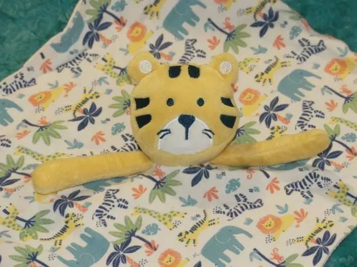 Doudou plat tigre/lion in extenso Auchan jungle 🐯tbe - photo numéro 2