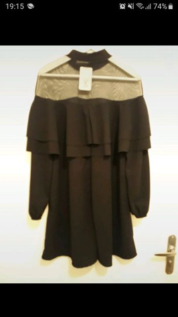 Robe à volants et empiècement transparent