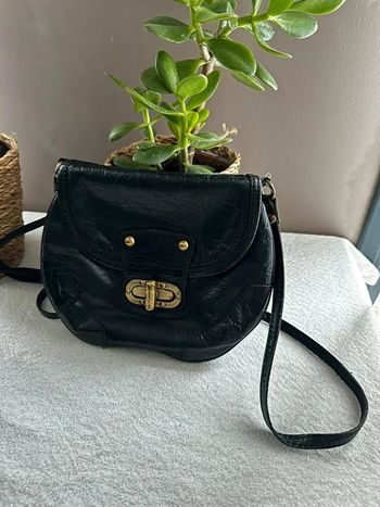 Tres beau sac bandouliere en cuir