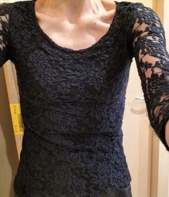 Top en dentelle noire, légers reflets bleu marine, manches ajourées