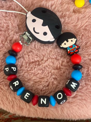 Attache tétine superman